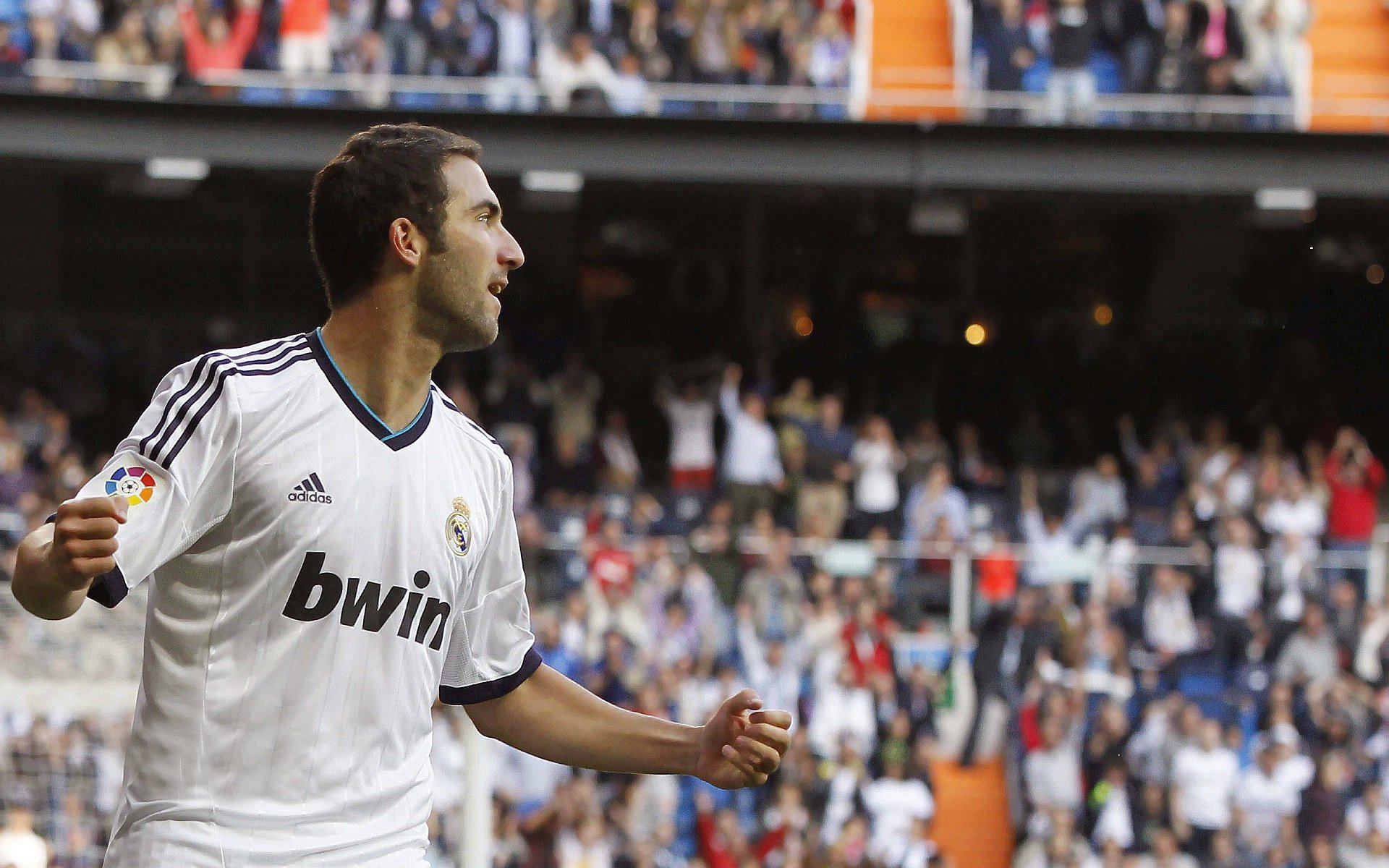 赛道与绿茵,决胜时刻的孤勇者